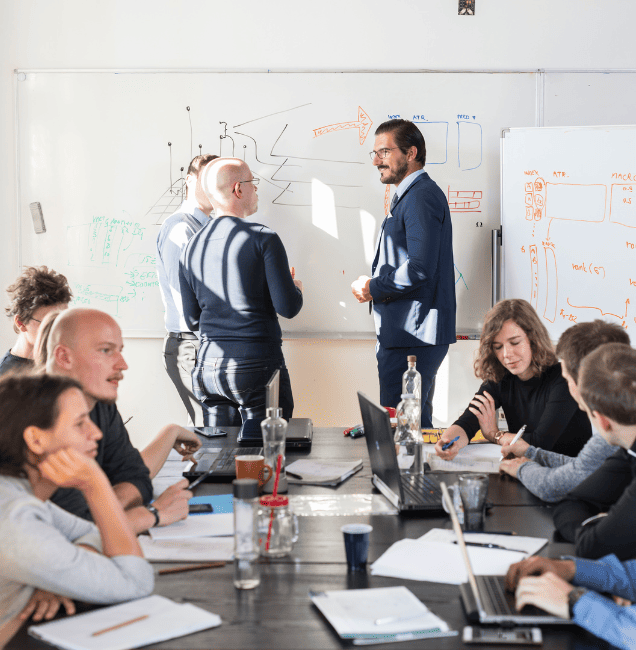 Equipo de desarrollo de software trabajando en outsourcing IT